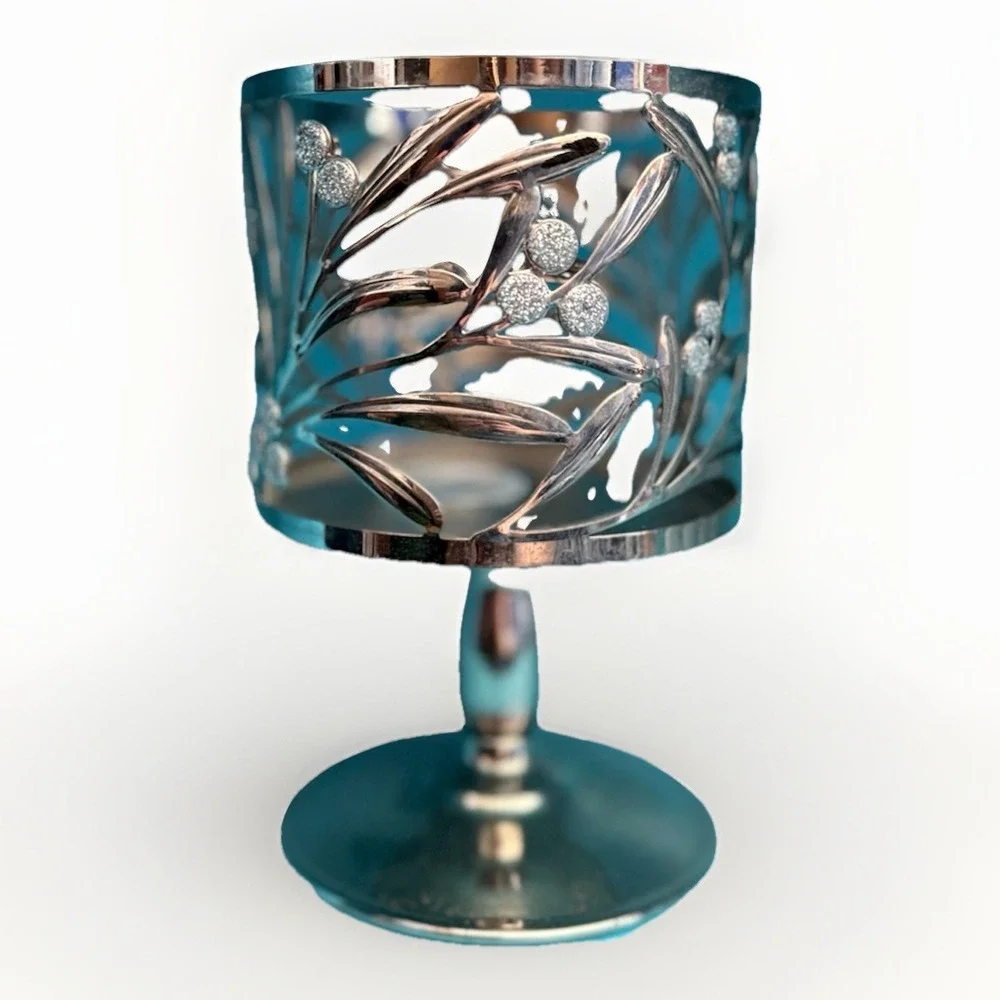 Bath & Body Work 3-Wick Candle Holder‎ Candle Pedestal Winter Leaves & Berries - Picture 2 of 3